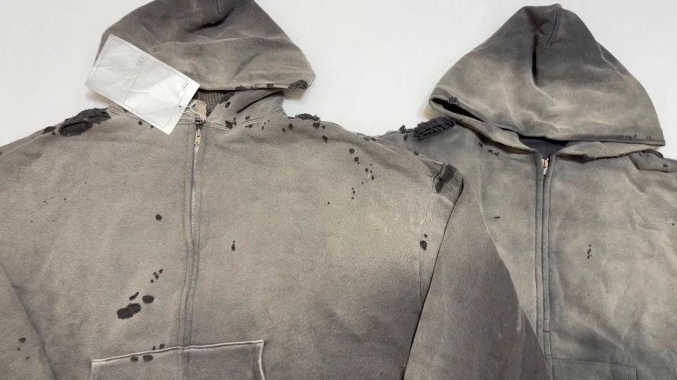 Pre-partum pattern SAINT Mxxxxxx DBL FACE ZIP UP HOODIE/CHARCOAL Double-layer destroyed waffle zipper jacket, washed black S-XL, a style that has been used in the summer. After continuous fine polishing, it is finally shipped. The finished product is simply a work of art. Super heavy washing and distressing. Multiple horse water fading. Excessive hand-made wormhole destruction processing. Deconstruction and reorganization embroidery technology. Custom-made zipper with LOGO. The color details of the zipper webbing are also correct. Original grade fruit main label and wash water label. Top purchasing grade. A layer of waffle fabric is added to the inner lining to make the overall texture stronger and increase the comfort and warmth of the wearer.